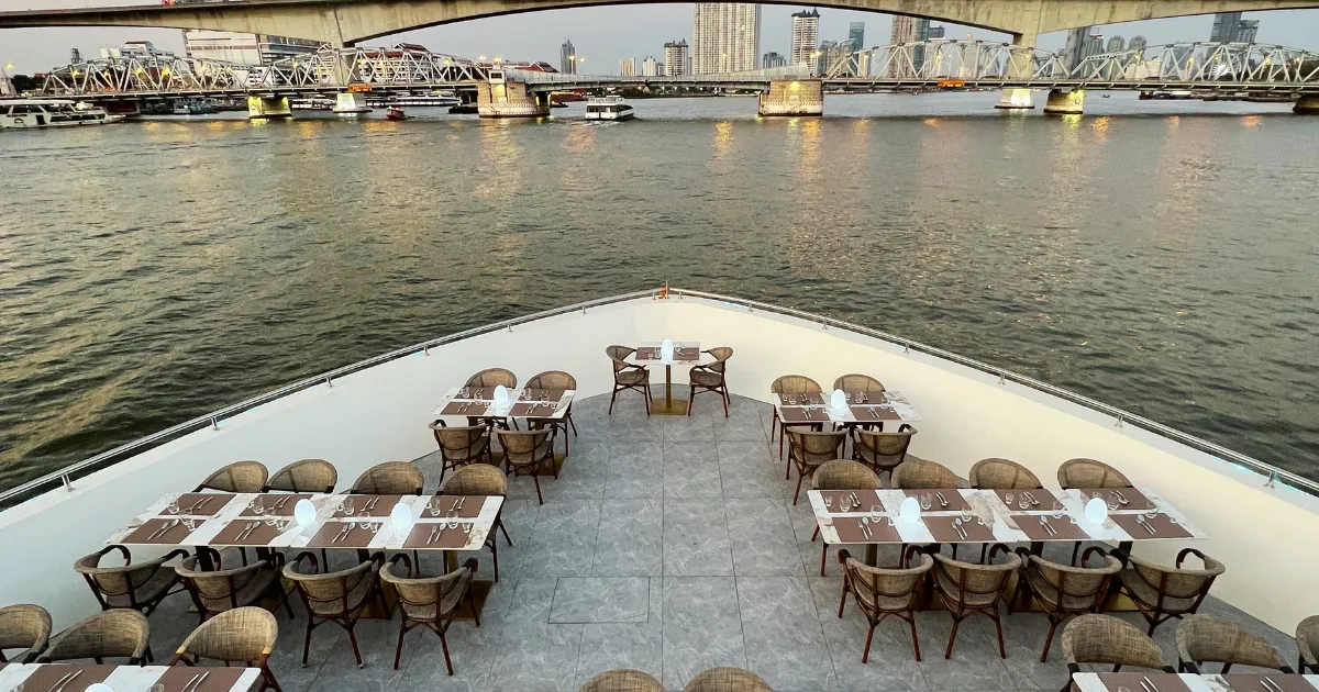 โซนหัวเรือของเรือบุฟเฟ่ต์เจ้าพระยาเดอะ แพลนเน็ต ครูซ